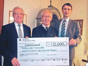 v.l.n.r Bürgermeister Franz Schedlbauer, Vorsitzender des Fördervereins der Klinik Bogen und Geschäftsführer Karlheinz Denner